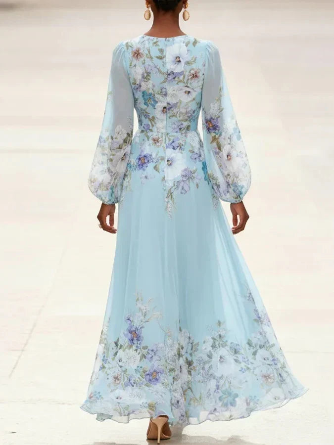 Mia | Vestido maxi de chiffon jaspeado en azul claro con estampado de flores y escote en V