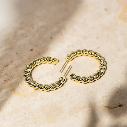 <p>Aretes en forma de aro retorcidos de cuerda | Oro</p>