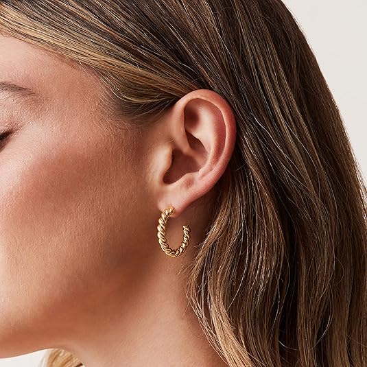 <p>Aretes en forma de aro retorcidos de cuerda | Oro</p>