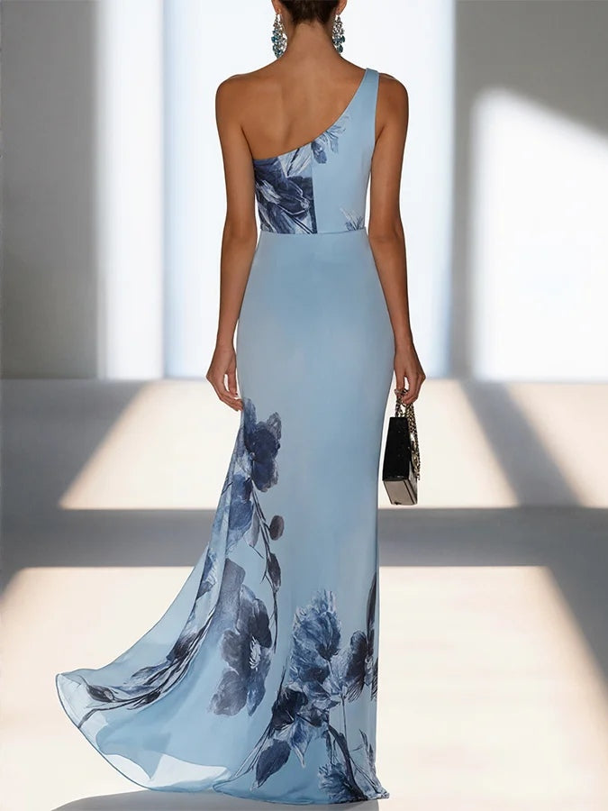 Victoria | Vestido maxi satinado con estampado en azul marino y hombros al descubierto
