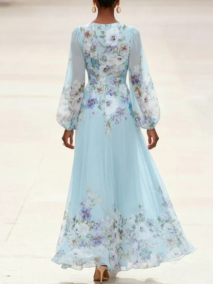 Mia | Vestido maxi de chiffon jaspeado en azul claro con estampado de flores y escote en V