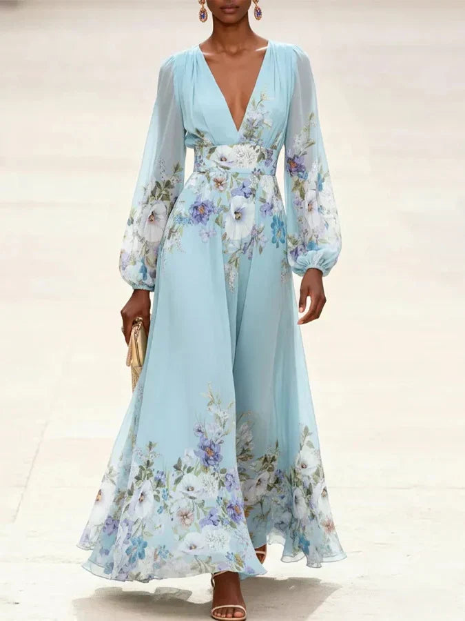 Mia | Vestido maxi de chiffon jaspeado en azul claro con estampado de flores y escote en V