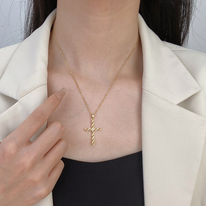 <strong>Collar Cruz con Cristal Retorcido | Oro</strong>