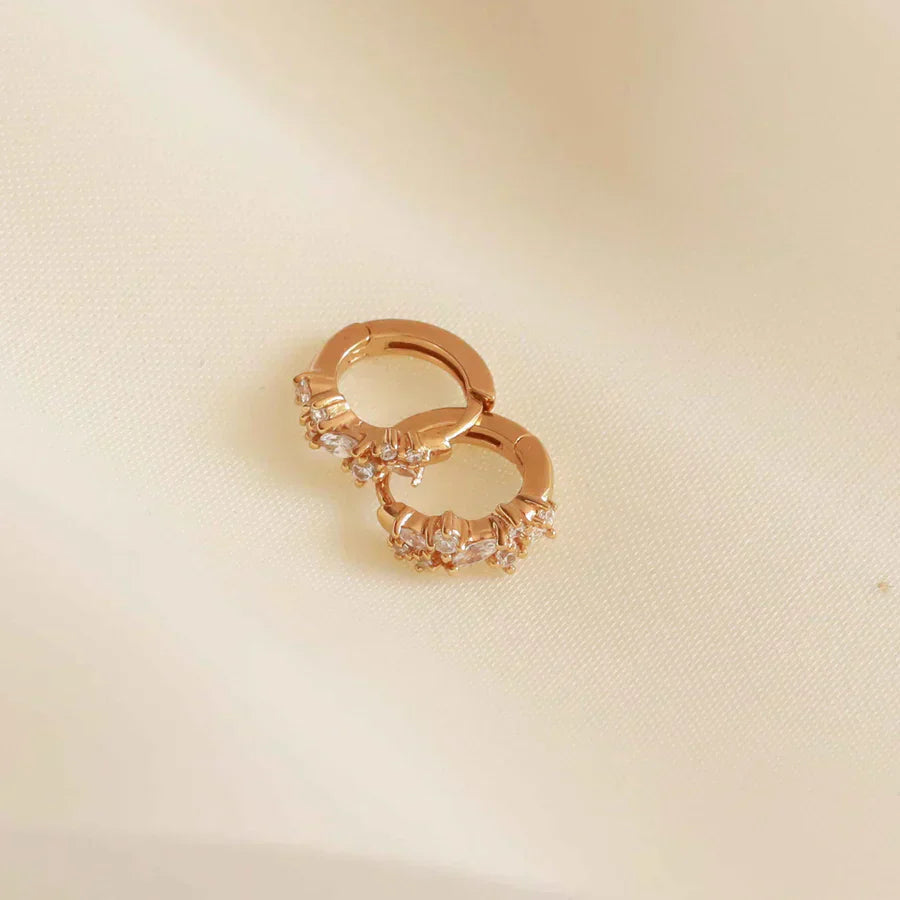 <p>Aretes Huggie con Borlas de Cristales | Oro</p>
