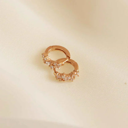<p>Aretes Huggie con Borlas de Cristales | Oro</p>