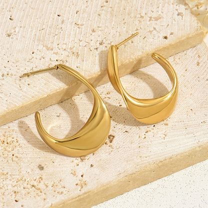 <p>Aretes en forma de media luna tallados | Oro</p>