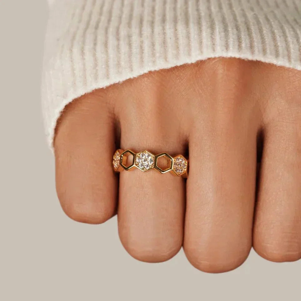 <p>Anillo de Cristal Panal de Miel | Oro</p>